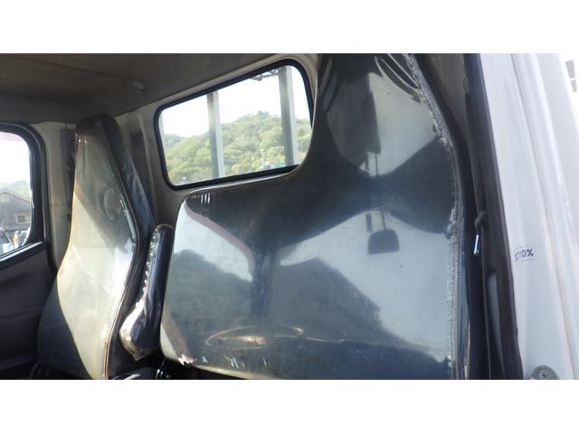 キャンター 全低床　積載２ｔ　新明和製垂直パワーゲート　ＲＥ０６　５ＭＴ　車両総重量　４，４６５Ｋｇ　荷台内寸　長さ：３０５ｃｍ　幅：１６０ｃｍ　高さ：３８ｃｍ　キーレス　エアコン　パワーステアリング　パワーウィンドウ（55枚目）