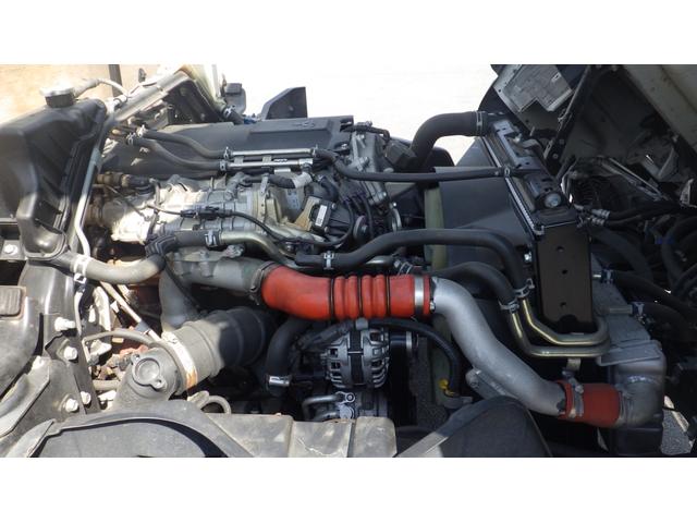 キャンター ロング全低床　積載２．９５ｔ　ＡＴ　ワイドロング　床鉄板　車線逸脱警報　衝突軽減ブレーキ　ＥＺＧＯ（坂道発進補助装置）　ＥＴＣ　車両総重量　６，０７５Ｋｇ　荷台内寸　長さ：４３５ｃｍ　幅：２０７ｃｍ　高さ：３８ｃｍ（24枚目）