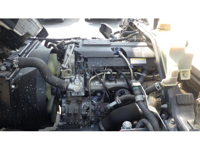 キャンター ロング全低床　積載２．９５ｔ　ＡＴ　ワイドロング　床鉄板　車線逸脱警報　衝突軽減ブレーキ　ＥＺＧＯ（坂道発進補助装置）　ＥＴＣ　車両総重量　６，０７５Ｋｇ　荷台内寸　長さ：４３５ｃｍ　幅：２０７ｃｍ　高さ：３８ｃｍ（25枚目）