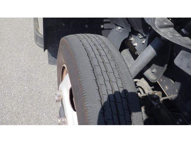 キャンター ロング全低床　積載２．９５ｔ　ＡＴ　ワイドロング　床鉄板　車線逸脱警報　衝突軽減ブレーキ　ＥＺＧＯ（坂道発進補助装置）　ＥＴＣ　車両総重量　６，０７５Ｋｇ　荷台内寸　長さ：４３５ｃｍ　幅：２０７ｃｍ　高さ：３８ｃｍ（26枚目）