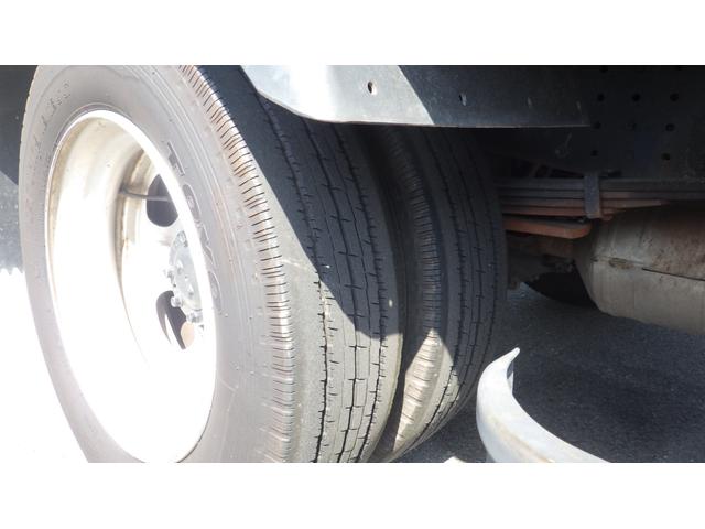 キャンター ロング全低床　積載２．９５ｔ　ＡＴ　ワイドロング　床鉄板　車線逸脱警報　衝突軽減ブレーキ　ＥＺＧＯ（坂道発進補助装置）　ＥＴＣ　車両総重量　６，０７５Ｋｇ　荷台内寸　長さ：４３５ｃｍ　幅：２０７ｃｍ　高さ：３８ｃｍ（27枚目）