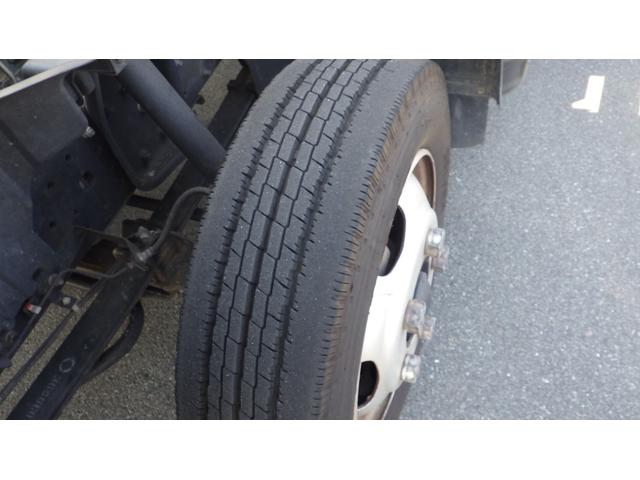 キャンター ロング全低床　積載２．９５ｔ　ＡＴ　ワイドロング　床鉄板　車線逸脱警報　衝突軽減ブレーキ　ＥＺＧＯ（坂道発進補助装置）　ＥＴＣ　車両総重量　６，０７５Ｋｇ　荷台内寸　長さ：４３５ｃｍ　幅：２０７ｃｍ　高さ：３８ｃｍ（28枚目）
