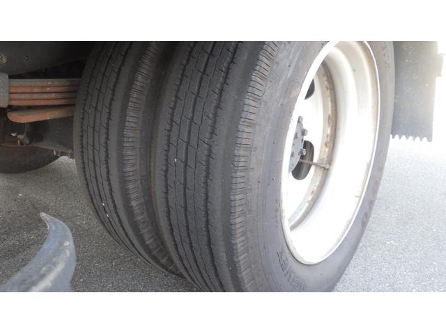 キャンター ロング全低床　積載２．９５ｔ　ＡＴ　ワイドロング　床鉄板　車線逸脱警報　衝突軽減ブレーキ　ＥＺＧＯ（坂道発進補助装置）　ＥＴＣ　車両総重量　６，０７５Ｋｇ　荷台内寸　長さ：４３５ｃｍ　幅：２０７ｃｍ　高さ：３８ｃｍ（29枚目）