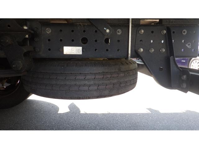 キャンター ロング全低床　積載２．９５ｔ　ＡＴ　ワイドロング　床鉄板　車線逸脱警報　衝突軽減ブレーキ　ＥＺＧＯ（坂道発進補助装置）　ＥＴＣ　車両総重量　６，０７５Ｋｇ　荷台内寸　長さ：４３５ｃｍ　幅：２０７ｃｍ　高さ：３８ｃｍ（30枚目）