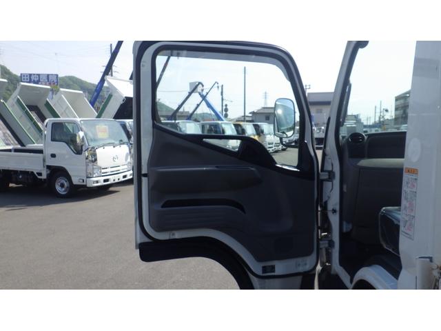 キャンター ロング全低床　積載２．９５ｔ　ＡＴ　ワイドロング　床鉄板　車線逸脱警報　衝突軽減ブレーキ　ＥＺＧＯ（坂道発進補助装置）　ＥＴＣ　車両総重量　６，０７５Ｋｇ　荷台内寸　長さ：４３５ｃｍ　幅：２０７ｃｍ　高さ：３８ｃｍ（52枚目）