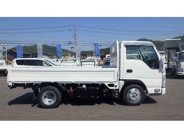 エルフトラック フルフラットロー　積載２ｔ　５ＭＴ　床鉄板　ＥＴＣ　キーレス　旧普通免許対応　車両総重量　４，４８５ｋｇ　荷台内寸　長さ：３１０ｃｍ　幅：１６０ｃｍ　高さ：３８ｃｍ　４ナンバー　ディーゼル　パワステ　エアコン　ＰＷ（5枚目）