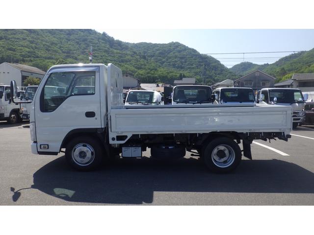 エルフトラック フルフラットロー　積載２ｔ　５ＭＴ　床鉄板　ＥＴＣ　キーレス　旧普通免許対応　車両総重量　４，４８５ｋｇ　荷台内寸　長さ：３１０ｃｍ　幅：１６０ｃｍ　高さ：３８ｃｍ　４ナンバー　ディーゼル　パワステ　エアコン　ＰＷ（6枚目）