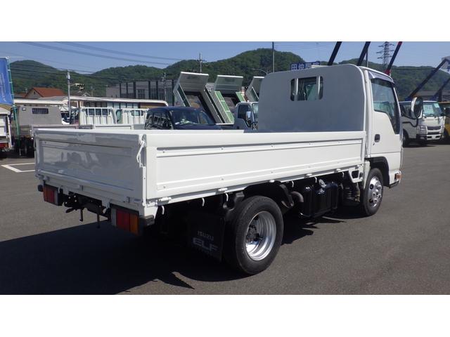 エルフトラック フルフラットロー　積載２ｔ　５ＭＴ　床鉄板　ＥＴＣ　キーレス　旧普通免許対応　車両総重量　４，４８５ｋｇ　荷台内寸　長さ：３１０ｃｍ　幅：１６０ｃｍ　高さ：３８ｃｍ　４ナンバー　ディーゼル　パワステ　エアコン　ＰＷ（8枚目）