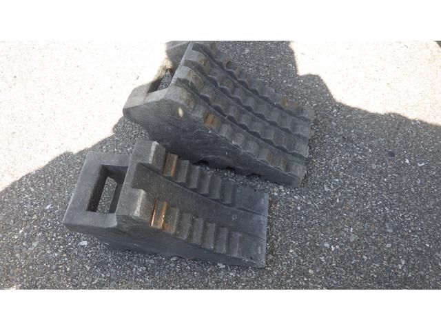 エルフトラック フルフラットロー　積載２ｔ　５ＭＴ　床鉄板　ＥＴＣ　キーレス　旧普通免許対応　車両総重量　４，４８５ｋｇ　荷台内寸　長さ：３１０ｃｍ　幅：１６０ｃｍ　高さ：３８ｃｍ　４ナンバー　ディーゼル　パワステ　エアコン　ＰＷ（23枚目）