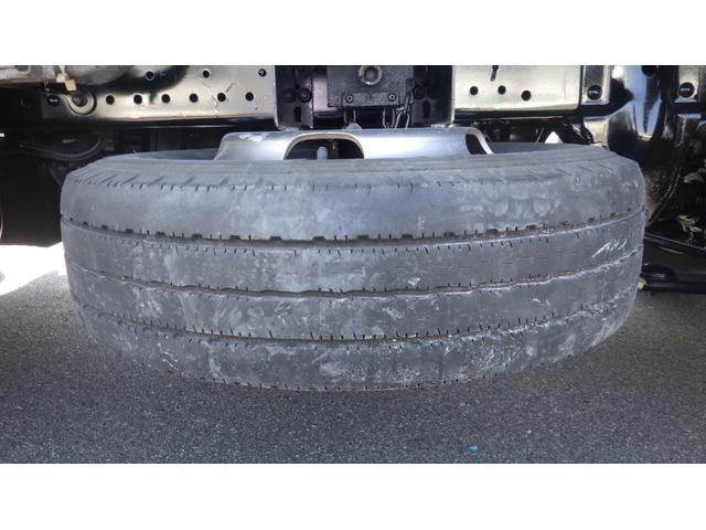 エルフトラック フルフラットロー　積載２ｔ　５ＭＴ　床鉄板　ＥＴＣ　キーレス　旧普通免許対応　車両総重量　４，４８５ｋｇ　荷台内寸　長さ：３１０ｃｍ　幅：１６０ｃｍ　高さ：３８ｃｍ　４ナンバー　ディーゼル　パワステ　エアコン　ＰＷ（34枚目）