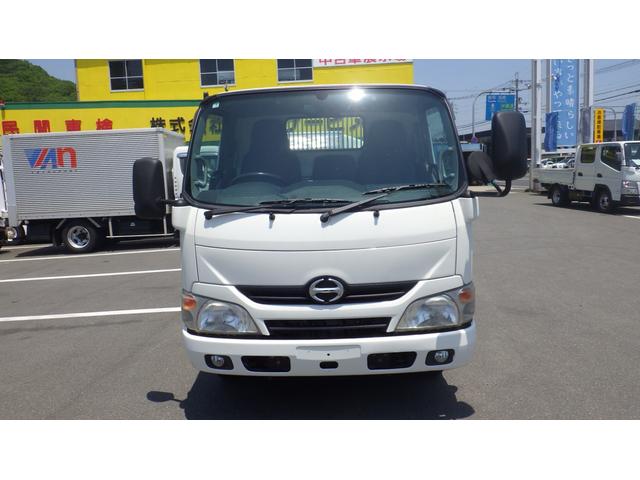 デュトロ 　積載３ｔ　極東製強化ダンプＤＤ０２　車両総重量　５，９７５ｋｇ　荷台内寸　長さ：３０５ｃｍ　幅：１６０ｃｍ　高さ：３７ｃｍ　中間ピン　コボレーン　ＥＳスタート（坂道発進補助装置）　アイドリングストップ（3枚目）