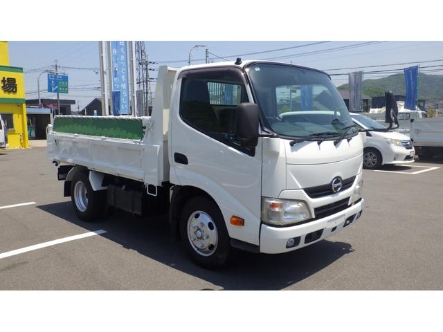デュトロ 　積載３ｔ　極東製強化ダンプＤＤ０２　車両総重量　５，９７５ｋｇ　荷台内寸　長さ：３０５ｃｍ　幅：１６０ｃｍ　高さ：３７ｃｍ　中間ピン　コボレーン　ＥＳスタート（坂道発進補助装置）　アイドリングストップ（4枚目）