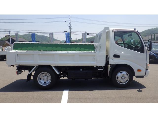 デュトロ 　積載３ｔ　極東製強化ダンプＤＤ０２　車両総重量　５，９７５ｋｇ　荷台内寸　長さ：３０５ｃｍ　幅：１６０ｃｍ　高さ：３７ｃｍ　中間ピン　コボレーン　ＥＳスタート（坂道発進補助装置）　アイドリングストップ（5枚目）