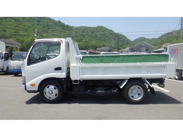 デュトロ 　積載３ｔ　極東製強化ダンプＤＤ０２　車両総重量　５，９７５ｋｇ　荷台内寸　長さ：３０５ｃｍ　幅：１６０ｃｍ　高さ：３７ｃｍ　中間ピン　コボレーン　ＥＳスタート（坂道発進補助装置）　アイドリングストップ（6枚目）