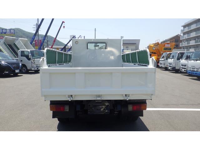 デュトロ 　積載３ｔ　極東製強化ダンプＤＤ０２　車両総重量　５，９７５ｋｇ　荷台内寸　長さ：３０５ｃｍ　幅：１６０ｃｍ　高さ：３７ｃｍ　中間ピン　コボレーン　ＥＳスタート（坂道発進補助装置）　アイドリングストップ（7枚目）