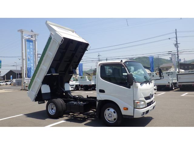 デュトロ 　積載３ｔ　極東製強化ダンプＤＤ０２　車両総重量　５，９７５ｋｇ　荷台内寸　長さ：３０５ｃｍ　幅：１６０ｃｍ　高さ：３７ｃｍ　中間ピン　コボレーン　ＥＳスタート（坂道発進補助装置）　アイドリングストップ（10枚目）