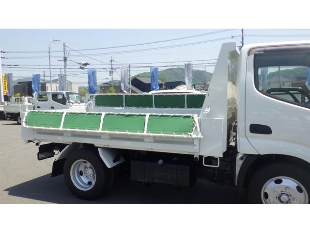 デュトロ 　積載３ｔ　極東製強化ダンプＤＤ０２　車両総重量　５，９７５ｋｇ　荷台内寸　長さ：３０５ｃｍ　幅：１６０ｃｍ　高さ：３７ｃｍ　中間ピン　コボレーン　ＥＳスタート（坂道発進補助装置）　アイドリングストップ（20枚目）