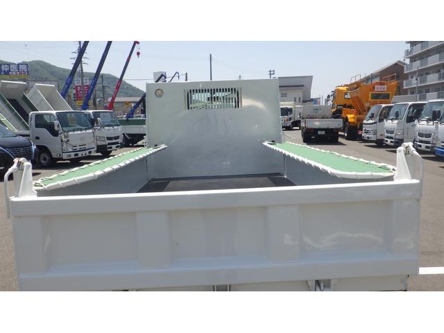 デュトロ 　積載３ｔ　極東製強化ダンプＤＤ０２　車両総重量　５，９７５ｋｇ　荷台内寸　長さ：３０５ｃｍ　幅：１６０ｃｍ　高さ：３７ｃｍ　中間ピン　コボレーン　ＥＳスタート（坂道発進補助装置）　アイドリングストップ（21枚目）