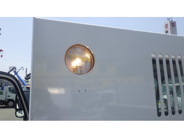 デュトロ 　積載３ｔ　極東製強化ダンプＤＤ０２　車両総重量　５，９７５ｋｇ　荷台内寸　長さ：３０５ｃｍ　幅：１６０ｃｍ　高さ：３７ｃｍ　中間ピン　コボレーン　ＥＳスタート（坂道発進補助装置）　アイドリングストップ（26枚目）