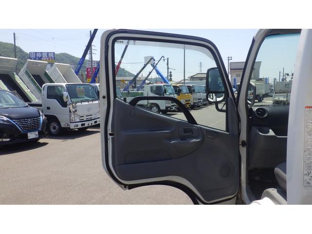 デュトロ 　積載３ｔ　極東製強化ダンプＤＤ０２　車両総重量　５，９７５ｋｇ　荷台内寸　長さ：３０５ｃｍ　幅：１６０ｃｍ　高さ：３７ｃｍ　中間ピン　コボレーン　ＥＳスタート（坂道発進補助装置）　アイドリングストップ（56枚目）