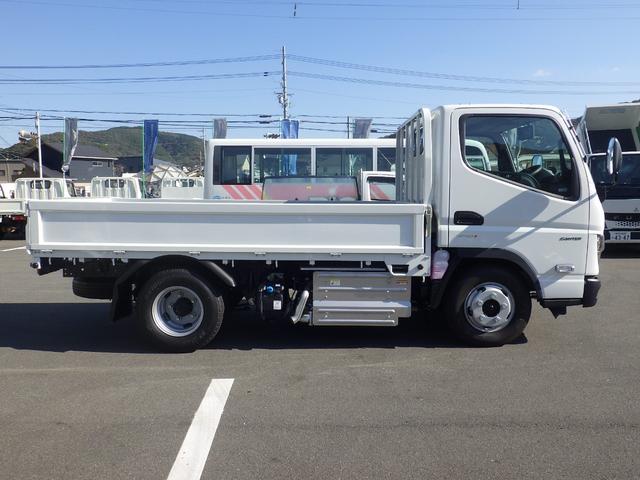 キャンター 全低床　４ＷＤ　積載２ｔ　ＡＴ　衝突軽減ブレーキ　車線逸脱警報　左電格ミラー　ＬＥＤヘッドライト＆ＬＥＤフォグランプ　フル液晶メーター　ステアリングスイッチ　交通標識認識機能　リアビューカメラ　スマートキー（4枚目）