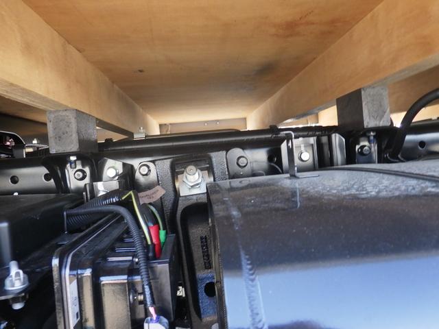 キャンター 全低床　４ＷＤ　積載２ｔ　ＡＴ　衝突軽減ブレーキ　車線逸脱警報　左電格ミラー　ＬＥＤヘッドライト＆ＬＥＤフォグランプ　フル液晶メーター　ステアリングスイッチ　交通標識認識機能　リアビューカメラ　スマートキー（49枚目）