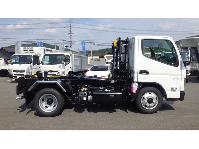 キャンター 　積載３ｔ　アームロール　脱着装置付コンテナ専用車　新明和工業　５ＭＴ　４ナンバー　衝突軽減ブレーキ　車線逸脱警報　ＬＥＤヘッドライト　ＬＥＤフォグランプ　フル液晶メーター　ステアリングスイッチ（5枚目）