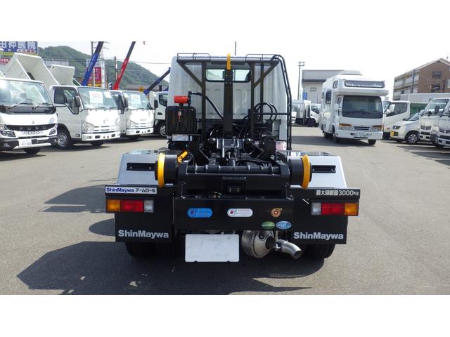 キャンター 　積載３ｔ　アームロール　脱着装置付コンテナ専用車　新明和工業　５ＭＴ　４ナンバー　衝突軽減ブレーキ　車線逸脱警報　ＬＥＤヘッドライト　ＬＥＤフォグランプ　フル液晶メーター　ステアリングスイッチ（7枚目）
