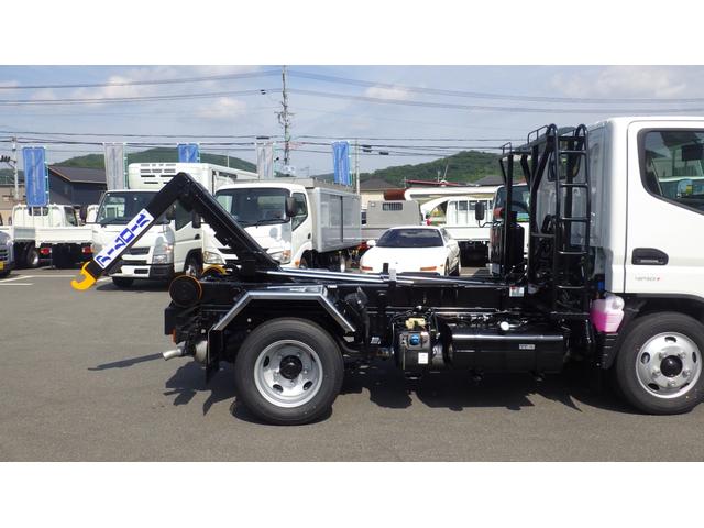 キャンター 　積載３ｔ　アームロール　脱着装置付コンテナ専用車　新明和工業　５ＭＴ　４ナンバー　衝突軽減ブレーキ　車線逸脱警報　ＬＥＤヘッドライト　ＬＥＤフォグランプ　フル液晶メーター　ステアリングスイッチ（10枚目）