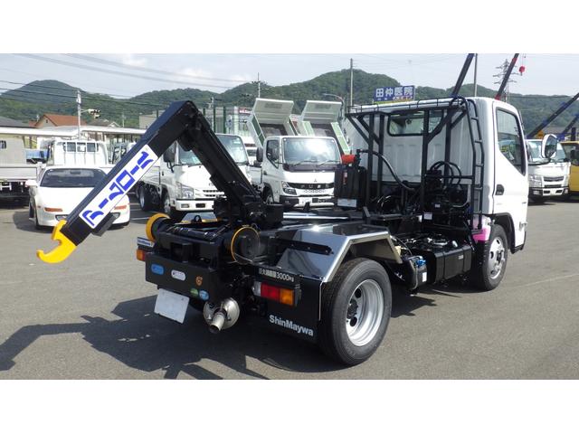 キャンター 　積載３ｔ　アームロール　脱着装置付コンテナ専用車　新明和工業　５ＭＴ　４ナンバー　衝突軽減ブレーキ　車線逸脱警報　ＬＥＤヘッドライト　ＬＥＤフォグランプ　フル液晶メーター　ステアリングスイッチ（11枚目）