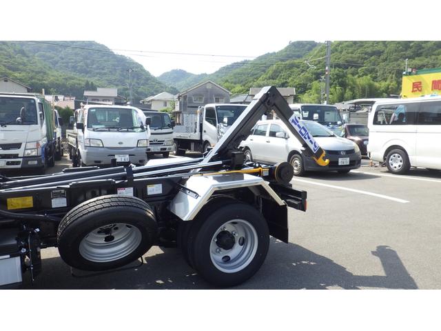 キャンター 　積載３ｔ　アームロール　脱着装置付コンテナ専用車　新明和工業　５ＭＴ　４ナンバー　衝突軽減ブレーキ　車線逸脱警報　ＬＥＤヘッドライト　ＬＥＤフォグランプ　フル液晶メーター　ステアリングスイッチ（12枚目）