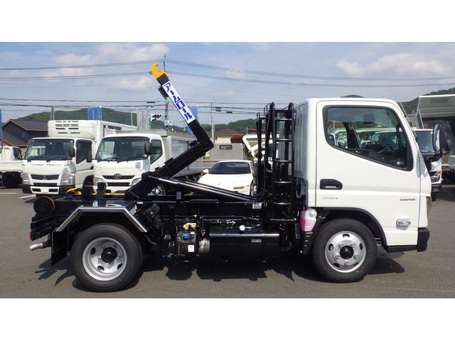 キャンター 　積載３ｔ　アームロール　脱着装置付コンテナ専用車　新明和工業　５ＭＴ　４ナンバー　衝突軽減ブレーキ　車線逸脱警報　ＬＥＤヘッドライト　ＬＥＤフォグランプ　フル液晶メーター　ステアリングスイッチ（13枚目）