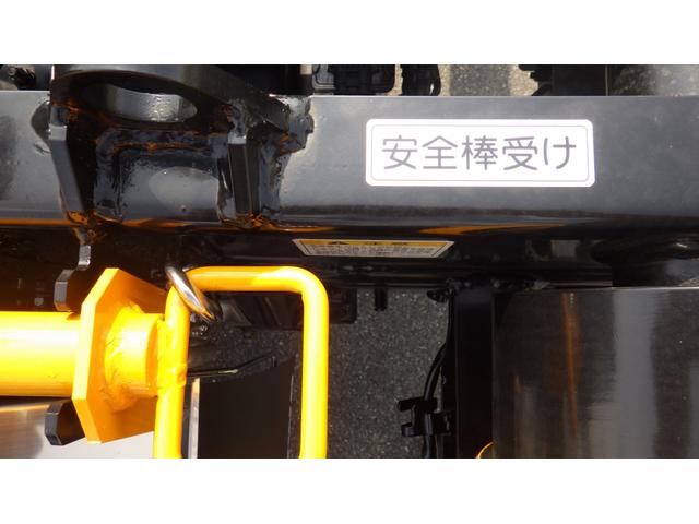 キャンター 　積載３ｔ　アームロール　脱着装置付コンテナ専用車　新明和工業　５ＭＴ　４ナンバー　衝突軽減ブレーキ　車線逸脱警報　ＬＥＤヘッドライト　ＬＥＤフォグランプ　フル液晶メーター　ステアリングスイッチ（29枚目）