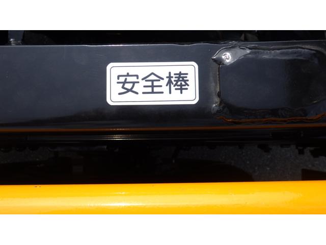 キャンター 　積載３ｔ　アームロール　脱着装置付コンテナ専用車　新明和工業　５ＭＴ　４ナンバー　衝突軽減ブレーキ　車線逸脱警報　ＬＥＤヘッドライト　ＬＥＤフォグランプ　フル液晶メーター　ステアリングスイッチ（30枚目）