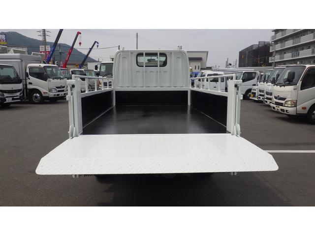 キャンター 全低床　積載２ｔ　ＡＴ車　極東製垂直パワーゲート　Ｖ６０１Ｃ　床鉄板　パイプ欄干　車両総重量　４，５８５Ｋｇ　荷台内寸　長さ：３０５ｃｍ　幅：１６０ｃｍ　高さ：３８ｃｍ　ＥＴＣ　スマートキー（11枚目）