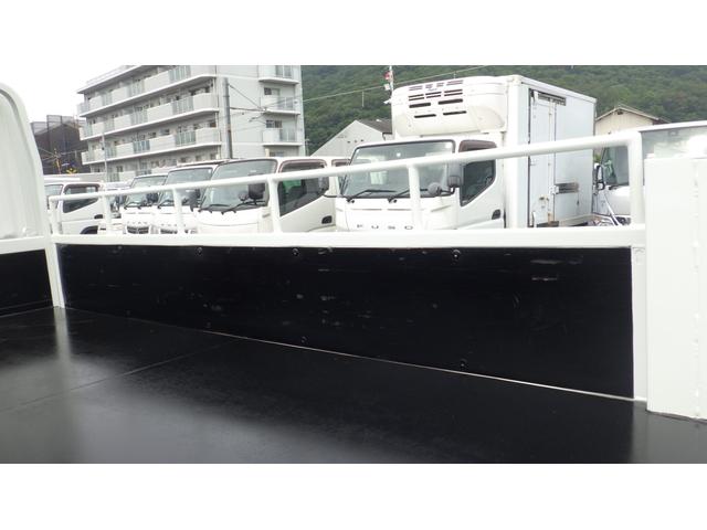 キャンター 全低床　積載２ｔ　ＡＴ車　極東製垂直パワーゲート　Ｖ６０１Ｃ　床鉄板　パイプ欄干　車両総重量　４，５８５Ｋｇ　荷台内寸　長さ：３０５ｃｍ　幅：１６０ｃｍ　高さ：３８ｃｍ　ＥＴＣ　スマートキー（13枚目）