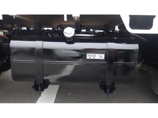 キャンター 全低床　積載２ｔ　ＡＴ車　極東製垂直パワーゲート　Ｖ６０１Ｃ　床鉄板　パイプ欄干　車両総重量　４，５８５Ｋｇ　荷台内寸　長さ：３０５ｃｍ　幅：１６０ｃｍ　高さ：３８ｃｍ　ＥＴＣ　スマートキー（21枚目）