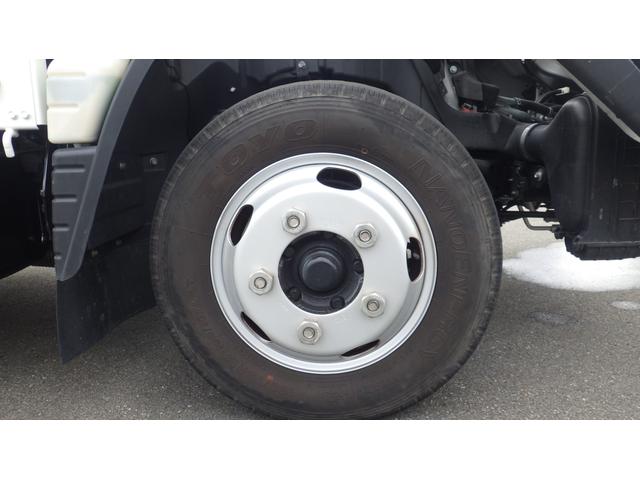 キャンター 全低床　積載２ｔ　ＡＴ車　極東製垂直パワーゲート　Ｖ６０１Ｃ　床鉄板　パイプ欄干　車両総重量　４，５８５Ｋｇ　荷台内寸　長さ：３０５ｃｍ　幅：１６０ｃｍ　高さ：３８ｃｍ　ＥＴＣ　スマートキー（28枚目）