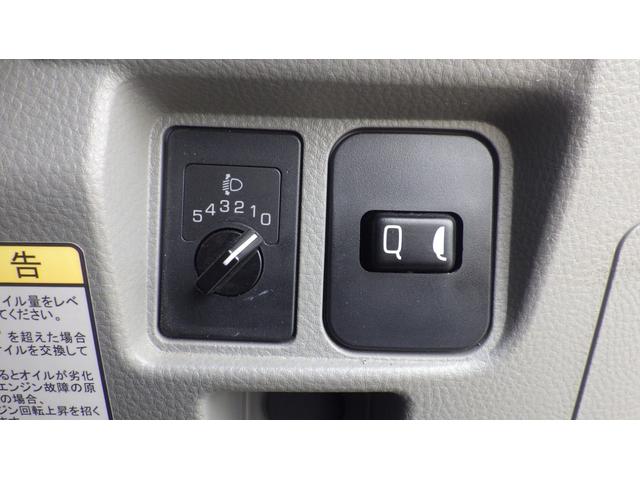キャンター 全低床　積載２ｔ　ＡＴ車　極東製垂直パワーゲート　Ｖ６０１Ｃ　床鉄板　パイプ欄干　車両総重量　４，５８５Ｋｇ　荷台内寸　長さ：３０５ｃｍ　幅：１６０ｃｍ　高さ：３８ｃｍ　ＥＴＣ　スマートキー（48枚目）