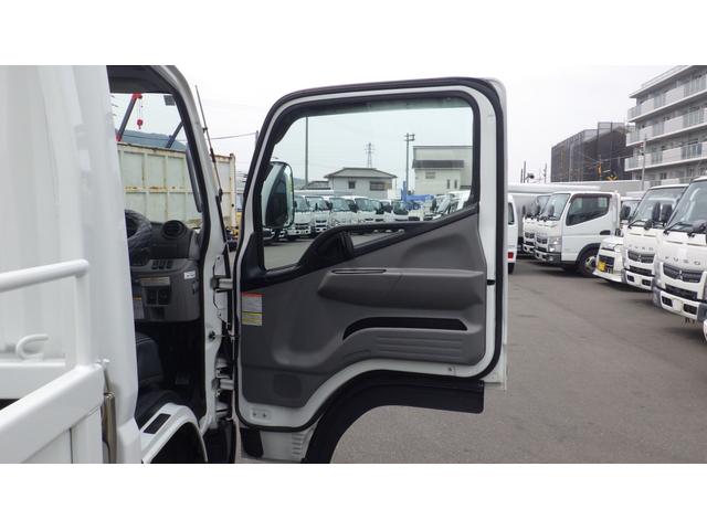 キャンター 全低床　積載２ｔ　ＡＴ車　極東製垂直パワーゲート　Ｖ６０１Ｃ　床鉄板　パイプ欄干　車両総重量　４，５８５Ｋｇ　荷台内寸　長さ：３０５ｃｍ　幅：１６０ｃｍ　高さ：３８ｃｍ　ＥＴＣ　スマートキー（52枚目）