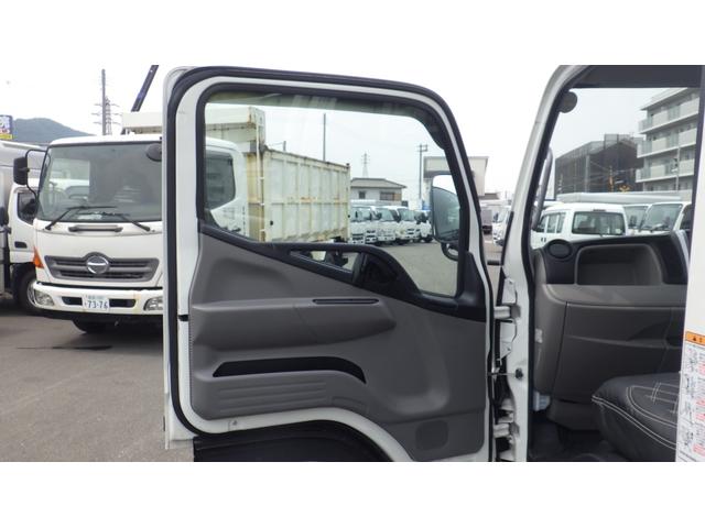 キャンター 全低床　積載２ｔ　ＡＴ車　極東製垂直パワーゲート　Ｖ６０１Ｃ　床鉄板　パイプ欄干　車両総重量　４，５８５Ｋｇ　荷台内寸　長さ：３０５ｃｍ　幅：１６０ｃｍ　高さ：３８ｃｍ　ＥＴＣ　スマートキー（54枚目）