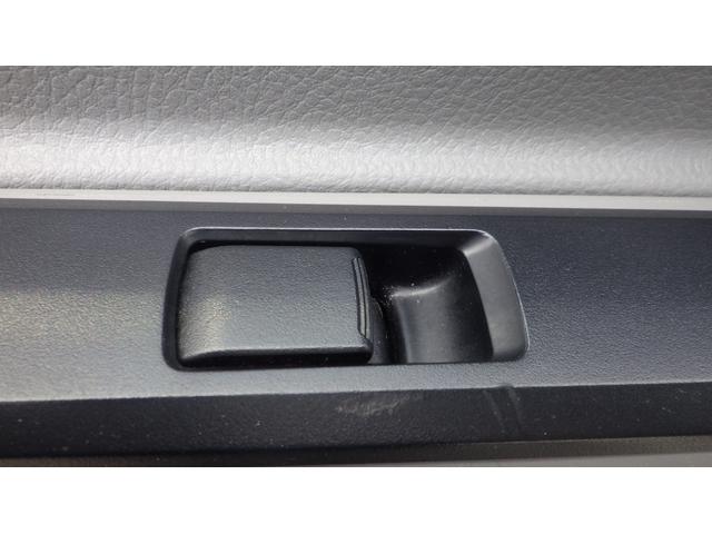 キャンター 全低床　積載２ｔ　ＡＴ車　極東製垂直パワーゲート　Ｖ６０１Ｃ　床鉄板　パイプ欄干　車両総重量　４，５８５Ｋｇ　荷台内寸　長さ：３０５ｃｍ　幅：１６０ｃｍ　高さ：３８ｃｍ　ＥＴＣ　スマートキー（55枚目）