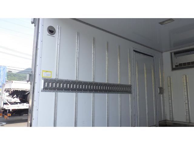 キャンター 全低床　積載２ｔ　東プレ冷蔵冷凍車　－３０℃設定　スタンバイ付　２室仕様　左スライドドア　ラッシング　バックカメラ　車両総重量　４，８９５Ｋｇ　荷台内寸　長さ：３０５ｃｍ　幅：１６７ｃｍ　高さ：１７６ｃｍ（11枚目）