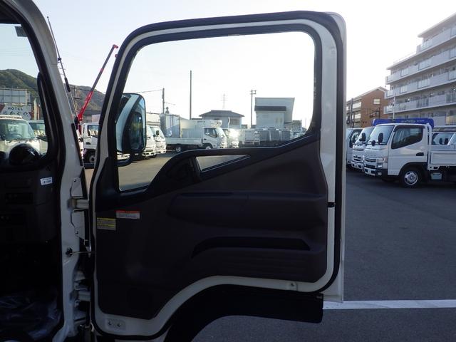 キャンター Ｗキャブ全低床　積載２ｔ　５ＭＴ　衝突軽減ブレーキ　車線逸脱警報装置　左電格ミラー　ＬＥＤヘッドライト＆ＬＥＤフォグランプ　フル液晶メーター　ステアリングスイッチ　交通標識認識機能　リアビューカメラ　スマートキー（24枚目）