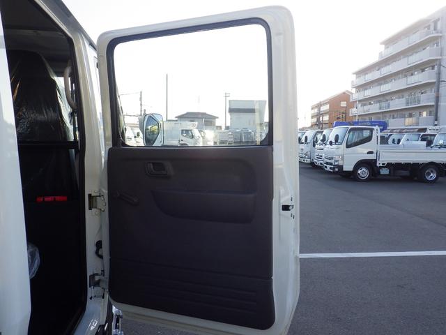 キャンター Ｗキャブ全低床　積載２ｔ　５ＭＴ　衝突軽減ブレーキ　車線逸脱警報装置　左電格ミラー　ＬＥＤヘッドライト＆ＬＥＤフォグランプ　フル液晶メーター　ステアリングスイッチ　交通標識認識機能　リアビューカメラ　スマートキー（26枚目）