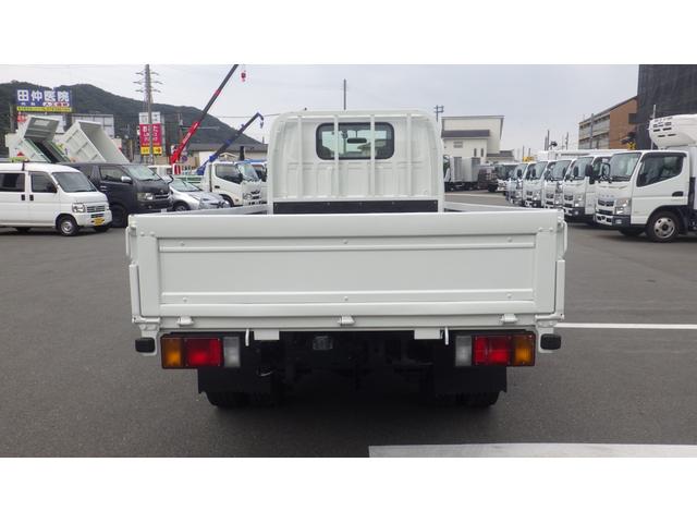 タイタントラック フルワイドロー　積載１．５ｔ　ＡＴ　車両総重量　３，９２５ｋｇ　荷台内寸　長さ：３１０ｃｍ　幅：１６０ｃｍ　高さ：３８ｃｍ　床鉄板　ロープ穴３対　キーレス　ＥＴＣ　ドライブレコーダー　助手席エアバック　エアコン（8枚目）