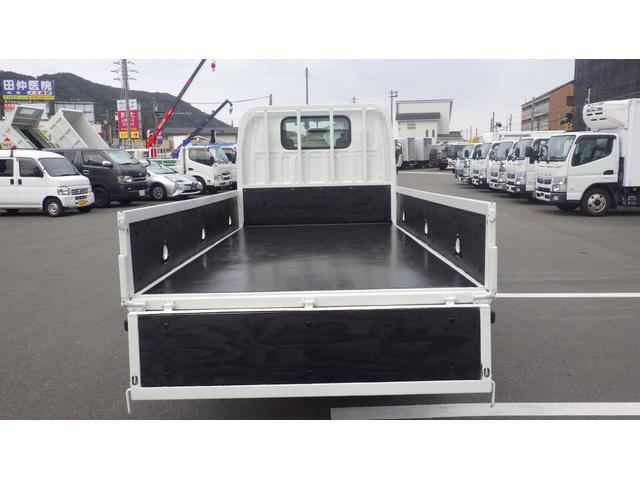 タイタントラック フルワイドロー　積載１．５ｔ　ＡＴ　車両総重量　３，９２５ｋｇ　荷台内寸　長さ：３１０ｃｍ　幅：１６０ｃｍ　高さ：３８ｃｍ　床鉄板　ロープ穴３対　キーレス　ＥＴＣ　ドライブレコーダー　助手席エアバック　エアコン（13枚目）