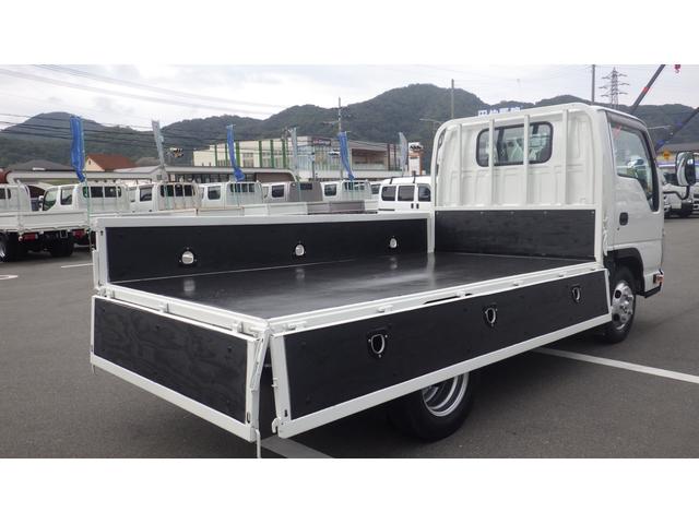 タイタントラック フルワイドロー　積載１．５ｔ　ＡＴ　車両総重量　３，９２５ｋｇ　荷台内寸　長さ：３１０ｃｍ　幅：１６０ｃｍ　高さ：３８ｃｍ　床鉄板　ロープ穴３対　キーレス　ＥＴＣ　ドライブレコーダー　助手席エアバック　エアコン（15枚目）