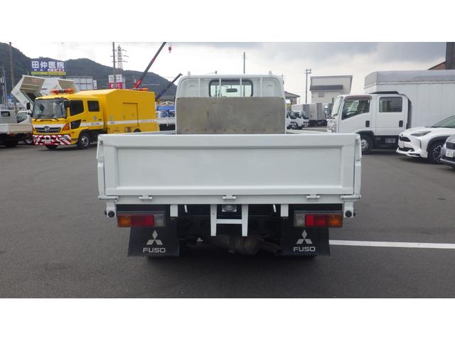 キャンター 全低床　積載２ｔ　５ＭＴ　車両総重量　４，３２５ｋｇ　荷台内寸　長さ：３１０ｃｍ　幅：１６０ｃｍ　高さ：３８ｃｍ　煽内ステン張　エアコン　パワーステアリング　パワーウィンドウ　ディーゼル（8枚目）