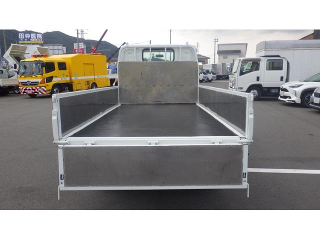 キャンター 全低床　積載２ｔ　５ＭＴ　車両総重量　４，３２５ｋｇ　荷台内寸　長さ：３１０ｃｍ　幅：１６０ｃｍ　高さ：３８ｃｍ　煽内ステン張　エアコン　パワーステアリング　パワーウィンドウ　ディーゼル（13枚目）
